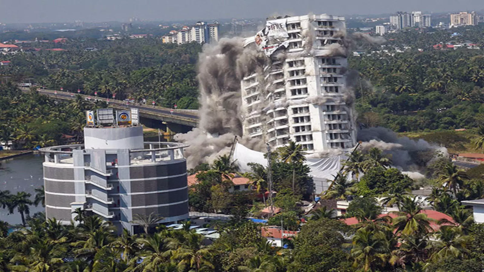 മരട് ഫ്ലാറ്റ് പൊളിക്കല്; പരിസ്ഥിതി നാശത്തെക്കുറിച്ച് കേരള ഹരിത ട്രൈബ്യൂണൽ റിപ്പോര്ട്ട് തേടി മരട് ഫ്ലാറ്റ് പൊളിക്കല്; പരിസ്ഥിതി നാശത്തെക്കുറിച്ച് കേരള ഹരിത ട്രൈബ്യൂണൽ റിപ്പോര്ട്ട് തേടി