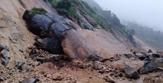 കനത്തമഴ: മൂന്നാറിൽ മലയിടിഞ്ഞ് ഗതാഗതം തടസ്സപ്പെട്ടു കനത്തമഴ: മൂന്നാറിൽ മലയിടിഞ്ഞ് ഗതാഗതം തടസ്സപ്പെട്ടു