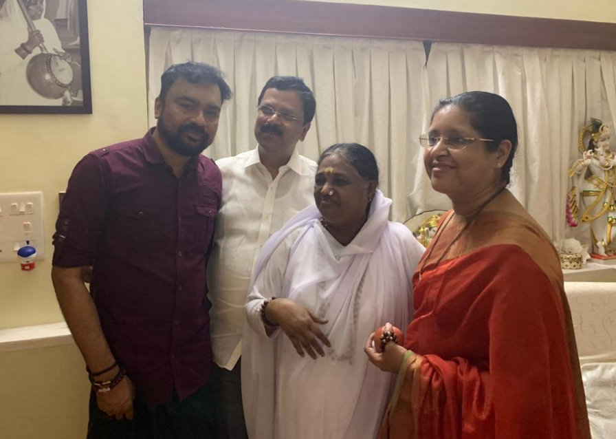 മുന്‍ ഡിജിപി ആര്‍ ശ്രീലേഖയും മാതാ അമൃതാനന്ദമയിയും മോൻസണൊപ്പം; കൂടുതൽ ചിത്രങ്ങൾ പുറത്ത്