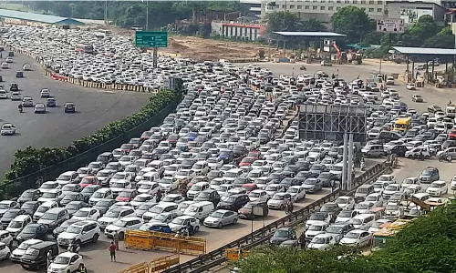 കർഷകരുടെ ഭാരത് ബന്ദ്: ഡൽഹി അതിർത്തിയിൽ ഗതാഗത കുരുക്ക്, ട്രെയിനുകൾ റദ്ദാക്കി കർഷകരുടെ ഭാരത് ബന്ദ്: ഡൽഹി അതിർത്തിയിൽ ഗതാഗത കുരുക്ക്, ട്രെയിനുകൾ റദ്ദാക്കി