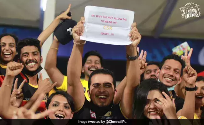 ഭാര്യ ഉടക്കി; ബാംഗ്ലൂര്‍ ജഴ്സിയില്‍ ചെന്നൈ ആരാധകന്‍