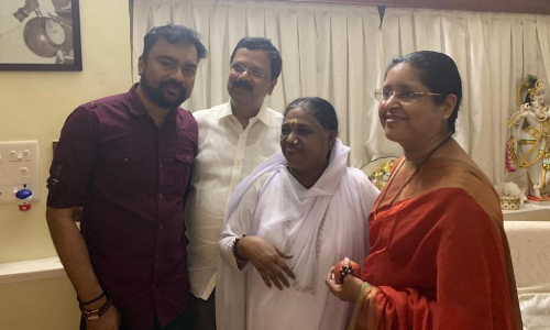 മുന്‍ ഡിജിപി ആര്‍ ശ്രീലേഖയും മാതാ അമൃതാനന്ദമയിയും മോൻസണൊപ്പം; കൂടുതൽ ചിത്രങ്ങൾ പുറത്ത്