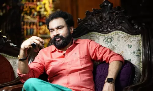 യുവതിയെ ഭീഷണിപ്പെടുത്തി, മുന്‍ ജീവനക്കാരനെ കള്ളക്കേസില്‍ കുടുക്കി.. മോന്‍സണ് ഒത്താശയുമായി ചേര്‍ത്തല എസ്ഐ