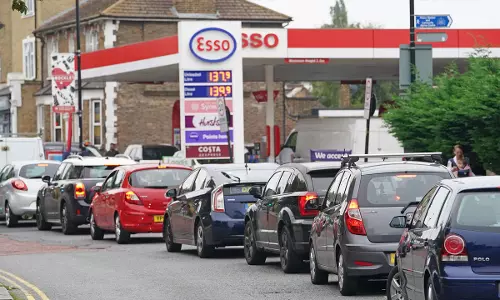 പെട്രോൾക്ഷാമം: യു.കെയിൽ ടാങ്കർ ലോറിയോടിക്കാൻ സൈനികർ...!