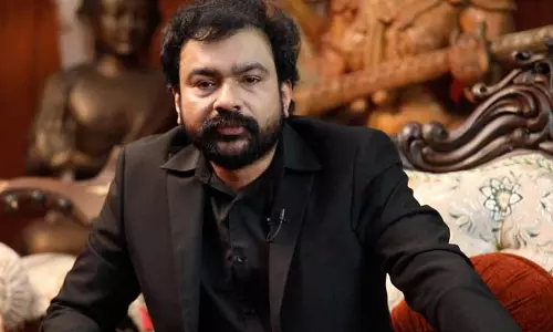 മോന്സന്റെ വീട്ടില് വനംവകുപ്പും കസ്റ്റംസും പരിശോധന നടത്തുന്നു മോന്സന്റെ വീട്ടില് വനംവകുപ്പും കസ്റ്റംസും പരിശോധന നടത്തുന്നു