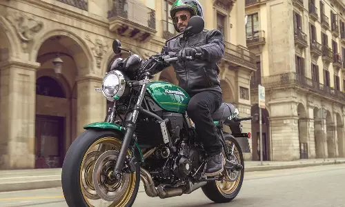 ബൈക്ക് ആരാധകരുടെ നെഞ്ചിടിപ്പ് കൂട്ടാൻ കവാസാക്കിയുടെ  സെഡ് 650 ആർഎസ് ഇന്ത്യയിലേക്ക്