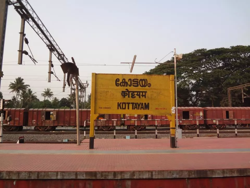 കാളിയമ്മൻ ക്ഷേത്രത്തിന് സ്ഥലം അനുവദിക്കണം; റെയിൽവേക്കെതിരെ ഭക്തരുടെ പ്രതിഷേധം കാളിയമ്മൻ ക്ഷേത്രത്തിന് സ്ഥലം അനുവദിക്കണം; റെയിൽവേക്കെതിരെ ഭക്തരുടെ പ്രതിഷേധം