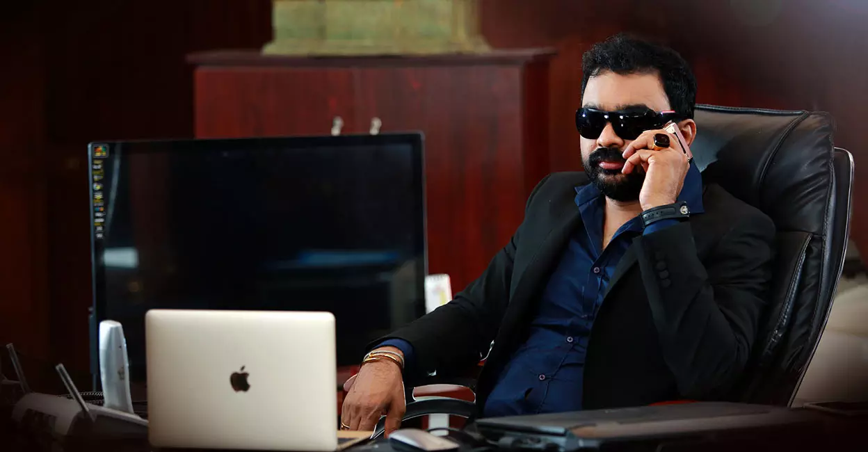 ഇന്റലിജന്സ് റിപ്പോർട്ടുണ്ടായിട്ടും മോന്സണ് പൊലീസ് ആസ്ഥാനത്തെത്തിയതില് ദുരൂഹത; ഉദ്യോഗസ്ഥരുടെ വഴിവിട്ട ബന്ധം അന്വേഷിക്കും ഇന്റലിജന്സ് റിപ്പോർട്ടുണ്ടായിട്ടും മോന്സണ് പൊലീസ് ആസ്ഥാനത്തെത്തിയതില് ദുരൂഹത; ഉദ്യോഗസ്ഥരുടെ വഴിവിട്ട ബന്ധം അന്വേഷിക്കും