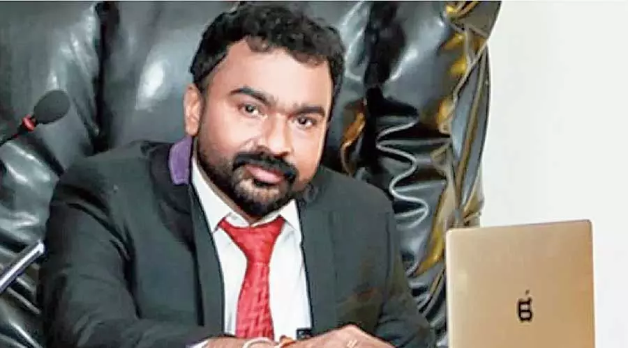 മോന്‍സന്‍റെ കൂട്ടാളി സന്തോഷും തട്ടിപ്പുവീരന്‍; പലരില്‍ നിന്നായി തട്ടിയെടുത്തത് രണ്ട് കോടിയിലധികം രൂപ