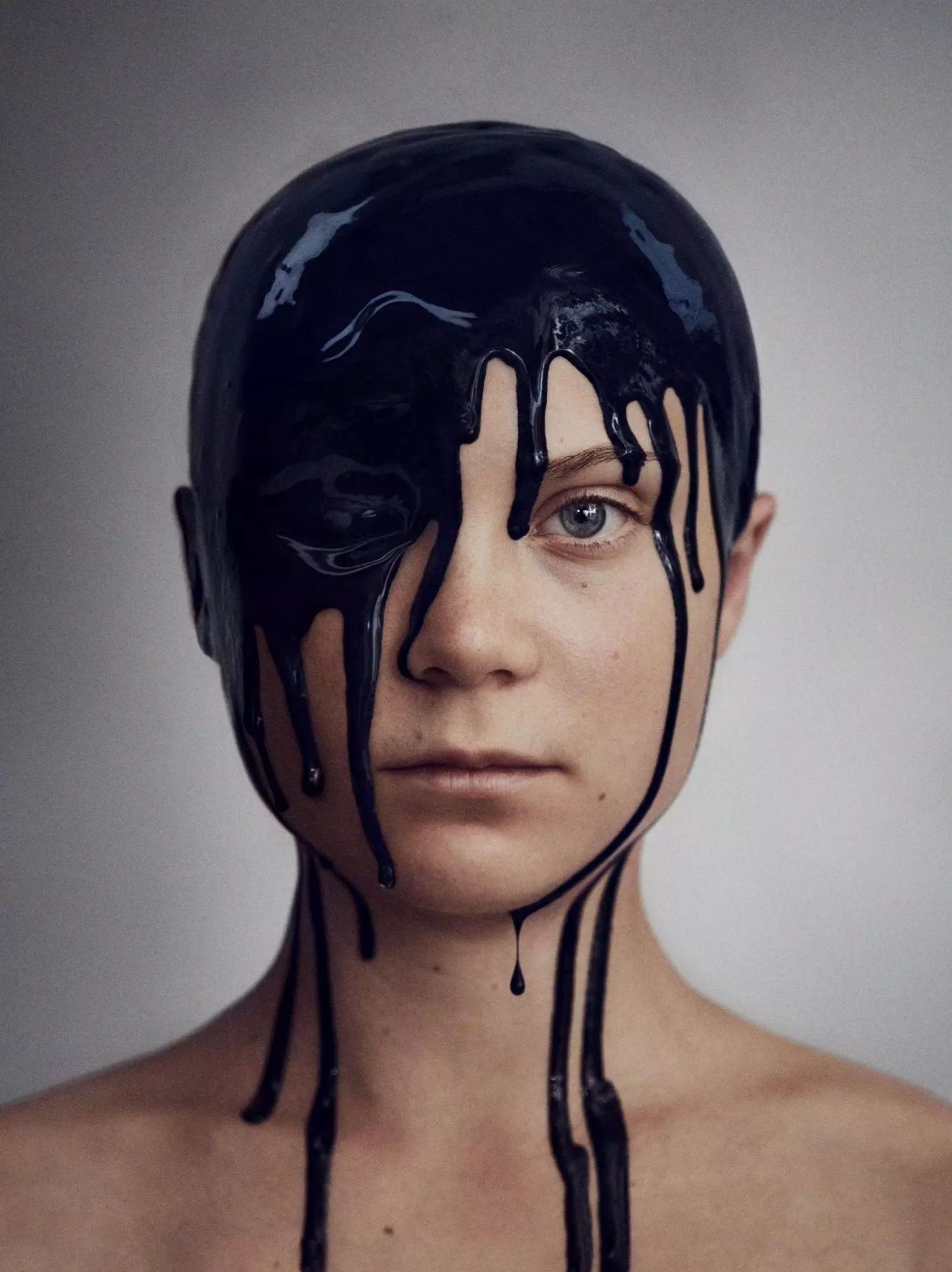 ഗ്രേറ്റയെ ക്രൂഡോയിലില്‍ കുളിപ്പിച്ച് ഗാര്‍ഡിയന്‍; വൈറലായി മുഖചിത്രം