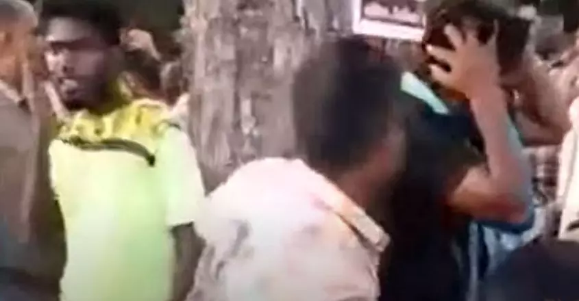 സ്ത്രീകളെ കമന്റടിച്ചു; മൂന്ന് യുവാക്കളെ നാട്ടുകാര് മരത്തില് കെട്ടിയിട്ട് മര്ദിച്ചു സ്ത്രീകളെ കമന്റടിച്ചു; മൂന്ന് യുവാക്കളെ നാട്ടുകാര് മരത്തില് കെട്ടിയിട്ട് മര്ദിച്ചു