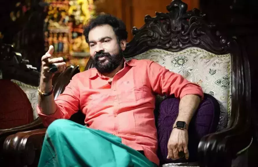 അന്വേഷണ വിവരങ്ങള് മോന്സണുമായി പങ്കുവെച്ച് പൊലീസ് അന്വേഷണ വിവരങ്ങള് മോന്സണുമായി പങ്കുവെച്ച് പൊലീസ്