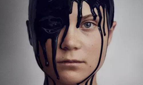 ഗ്രേറ്റയെ ക്രൂഡോയിലില്‍ കുളിപ്പിച്ച് ഗാര്‍ഡിയന്‍; വൈറലായി മുഖചിത്രം