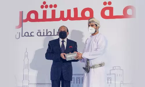 ഒമാനില്‍ വിദേശ നിക്ഷേപകര്‍ക്ക് ദീര്‍ഘകാല താമസാനുമതി; ആദ്യഘട്ടത്തില്‍ എം.എ യൂസഫലി അടക്കം 22 പേര്‍ക്ക് റസിഡന്‍സി കാര്‍ഡ് നല്‍കി