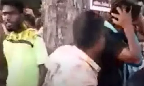 സ്ത്രീകളെ കമന്റടിച്ചു; മൂന്ന് യുവാക്കളെ നാട്ടുകാര് മരത്തില് കെട്ടിയിട്ട് മര്ദിച്ചു സ്ത്രീകളെ കമന്റടിച്ചു; മൂന്ന് യുവാക്കളെ നാട്ടുകാര് മരത്തില് കെട്ടിയിട്ട് മര്ദിച്ചു
