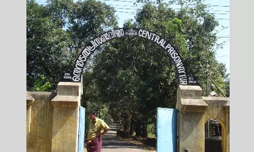 കൊലക്കേസ് പ്രതികളുടെ ഫോണ്‍വിളി; വിയ്യൂര്‍ ജയില്‍ സൂപ്രണ്ടിന് സസ്‌പെന്‍ഷന്‍