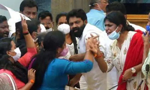 തിരുവനന്തപുരം ഡെപ്യൂട്ടി മേയറെ കയ്യേറ്റം ചെയ്ത ബി.ജെ.പി കൗൺസിലറെ സസ്‌പെൻഡ് ചെയ്തു