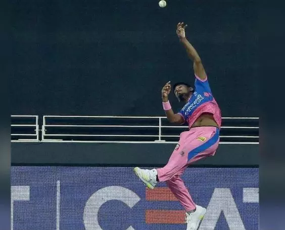 പറക്കും സേവ്; വൈറലായി മുസ്തഫിസുറിന്റെ സൂപ്പര്‍ ഫീല്‍ഡിങ്