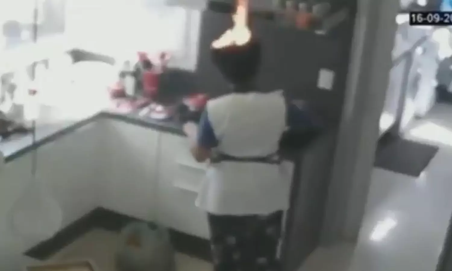 അടുക്കള ജോലിക്കിടെ സ്ത്രീയുടെ മുടിയില് തീപിടിച്ചു, കത്തുന്നത് അറിയാതെ ജോലി തുടര്ന്നു: വൈറലായി വീഡിയോ അടുക്കള ജോലിക്കിടെ സ്ത്രീയുടെ മുടിയില് തീപിടിച്ചു, കത്തുന്നത് അറിയാതെ ജോലി തുടര്ന്നു: വൈറലായി വീഡിയോ