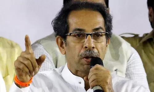 കനത്ത മഴയിൽ റോഡുകൾ പൊട്ടി പൊളിഞ്ഞു; കരാറുകാർക്കെതിരെ നടപടിയുമായി മഹാരാഷ്ട്ര സർക്കാർ കനത്ത മഴയിൽ റോഡുകൾ പൊട്ടി പൊളിഞ്ഞു; കരാറുകാർക്കെതിരെ നടപടിയുമായി മഹാരാഷ്ട്ര സർക്കാർ