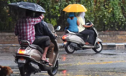 ഇരുചക്ര വാഹനത്തില്‍ യാത്ര ചെയ്യുമ്പോള്‍ കുട ഉപയോഗിക്കുന്നവരുടെ ശ്രദ്ധയ്ക്ക്