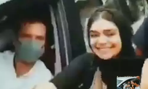 പൂ നീട്ടി പെൺകുട്ടി; കാർ നിർത്തി കൈ കൊടുത്ത് രാഹുൽ