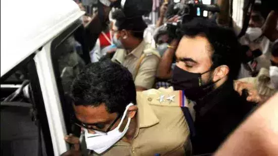 മോന്സണിനെതിരെ വീണ്ടും കേസ്; കൊച്ചിയിലെത്തിച്ച് തെളിവെടുത്തു മോന്സണിനെതിരെ വീണ്ടും കേസ്; കൊച്ചിയിലെത്തിച്ച് തെളിവെടുത്തു