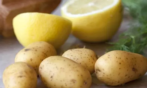 ഉരുളക്കിഴങ്ങുണ്ടോ? മുഖത്തെ പാടുകള്‍ മാറ്റാം