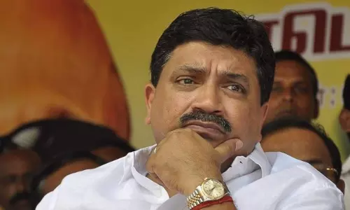 രണ്ട് ലാപ്പ്‌ടോപ്പുകള്‍ കൊണ്ടുവന്നു; എയര്‍പോട്ടില്‍ മന്ത്രിയും സുരക്ഷാ ഉദ്യോഗസ്ഥനും തമ്മില്‍ വാക്കേറ്റം