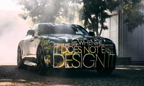 ഇ.വിയിലേക്ക് ചുവട് വച്ച് ആഡംബര രാജാവ്; റോള്‍സ് റോയ്‌സ് സ്‌പെക്ടർ