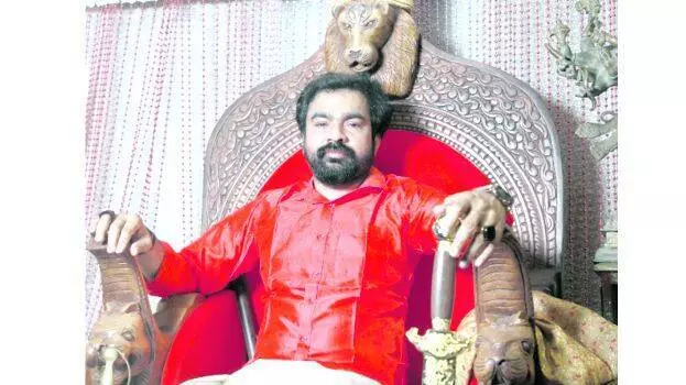 മോൻസണെ ഇന്ന് ചേർത്തലയിലെ വീട്ടിലെത്തിച്ച് തെളിവെടുത്തേക്കും; കൂടുതൽ സാക്ഷികൾ മൊഴി നൽകും മോൻസണെ ഇന്ന് ചേർത്തലയിലെ വീട്ടിലെത്തിച്ച് തെളിവെടുത്തേക്കും; കൂടുതൽ സാക്ഷികൾ മൊഴി നൽകും