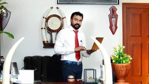 മോൻസന്റെ ആഡംബര കാറുകള്ക്ക് രജിസ്ട്രേഷനില്ല; വ്യാജപുരാവസ്തുക്കള് ഖത്തറിലും വില്പന നടത്തിയെന്ന് മൊഴി മോൻസന്റെ ആഡംബര കാറുകള്ക്ക് രജിസ്ട്രേഷനില്ല; വ്യാജപുരാവസ്തുക്കള് ഖത്തറിലും വില്പന നടത്തിയെന്ന് മൊഴി