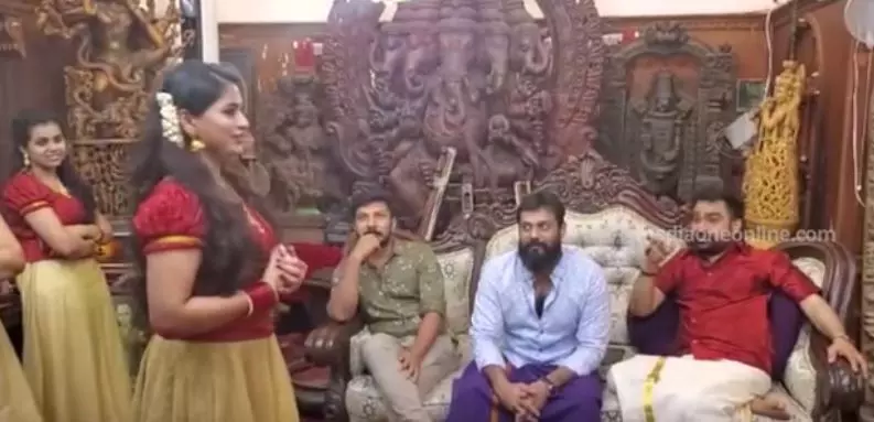 ഡോക്ടറുടെ നന്മ എല്ലാവർക്കും അനുഭവിക്കാനുള്ള ഭാഗ്യമുണ്ടാകട്ടെ; മോൻസന് ജന്മദിനാശംസ നേർന്ന് നടി ശ്രുതിലക്ഷ്മി- വീഡിയോ ഡോക്ടറുടെ നന്മ എല്ലാവർക്കും അനുഭവിക്കാനുള്ള ഭാഗ്യമുണ്ടാകട്ടെ; മോൻസന് ജന്മദിനാശംസ നേർന്ന് നടി ശ്രുതിലക്ഷ്മി- വീഡിയോ