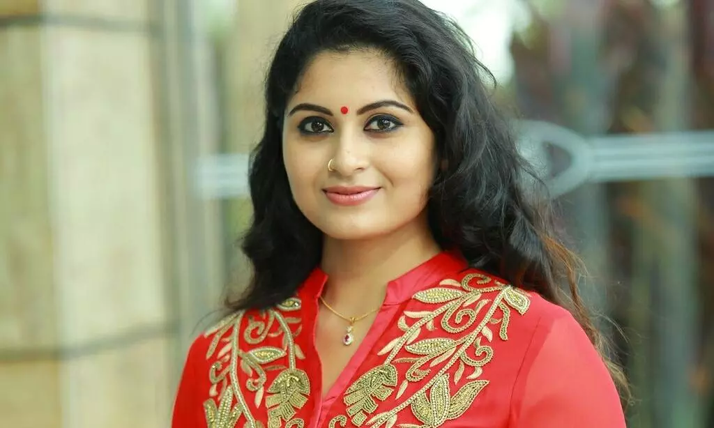 ജീവിതം തകര്ക്കരുത്. മോന്സനുമായി എനിക്ക് പ്രൊഫഷണല് ബന്ധം മാത്രം: നടി ശ്രുതി ലക്ഷ്മി ജീവിതം തകര്ക്കരുത്. മോന്സനുമായി എനിക്ക് പ്രൊഫഷണല് ബന്ധം മാത്രം: നടി ശ്രുതി ലക്ഷ്മി