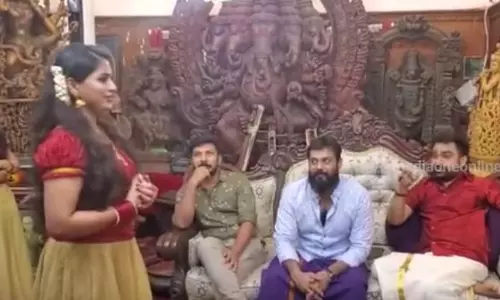 ഡോക്ടറുടെ നന്മ എല്ലാവർക്കും അനുഭവിക്കാനുള്ള ഭാഗ്യമുണ്ടാകട്ടെ; മോൻസന് ജന്മദിനാശംസ നേർന്ന് നടി ശ്രുതിലക്ഷ്മി- വീഡിയോ ഡോക്ടറുടെ നന്മ എല്ലാവർക്കും അനുഭവിക്കാനുള്ള ഭാഗ്യമുണ്ടാകട്ടെ; മോൻസന് ജന്മദിനാശംസ നേർന്ന് നടി ശ്രുതിലക്ഷ്മി- വീഡിയോ