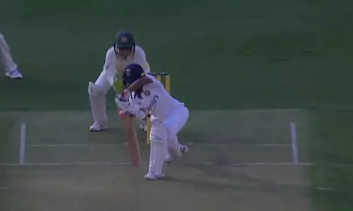 അമ്പയർ ഔട്ട് വിളിച്ചില്ല, സ്വയം ഔട്ടായി പൂനം;കയ്യടിച്ച് ക്രിക്കറ്റ് ലോകം