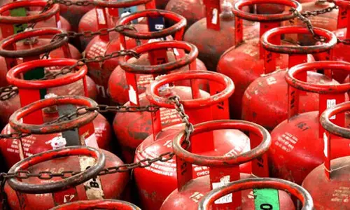 പാചകവാതക വില വീണ്ടും കൂട്ടി; സിലിണ്ടറിന് കൂടിയത് 50 രൂപ
