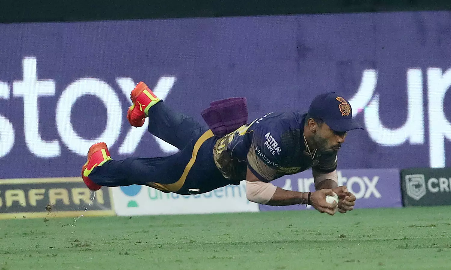 എല്ലാവർക്കും ഔട്ട്, തേർഡ് അമ്പയറിന് മാത്രം നോട്ട് ഔട്ട്; വിവാദമായി ത്രിപാഠിയുടെ ക്യാച്ച്! എല്ലാവർക്കും ഔട്ട്, തേർഡ് അമ്പയറിന് മാത്രം നോട്ട് ഔട്ട്; വിവാദമായി ത്രിപാഠിയുടെ ക്യാച്ച്!