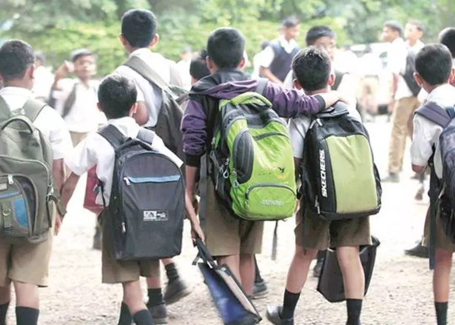 സ്കൂള്‍ തുറക്കല്‍; ആദ്യ ആഴ്ച യൂണിഫോം, ഹാജർ എന്നിവ നിർബന്ധമില്ല