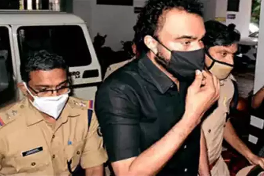 പുരാവസ്തു തട്ടിപ്പ്: മോന്സന് ഒന്പതുവരെ റിമാന്ഡില് പുരാവസ്തു തട്ടിപ്പ്: മോന്സന് ഒന്പതുവരെ റിമാന്ഡില്