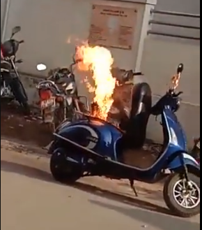 ഇലക്ട്രിക് സ്‌കൂട്ടറിൽ നിന്ന് പുക, തീ... വീഡിയോ വൈറൽ