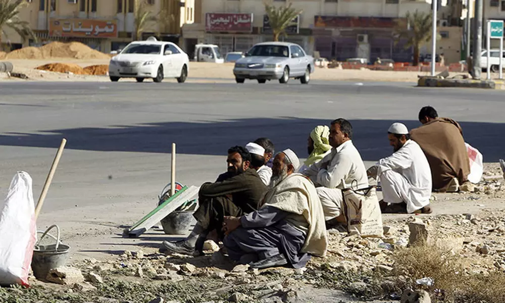 സൗദിയിൽ സ്പോൺസർക്ക് കീഴിലല്ലാതെ ജോലി ചെയ്യിപ്പിക്കുന്നവർക്ക് തടവും പിഴയും