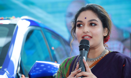 ആഡംബരത്തിന്‍റെ അങ്ങേയറ്റം; മഹീന്ദ്ര XUV 7OO കേരളത്തില്‍