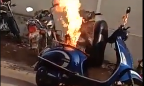 ഇലക്ട്രിക് സ്‌കൂട്ടറിൽ നിന്ന് പുക, തീ... വീഡിയോ വൈറൽ