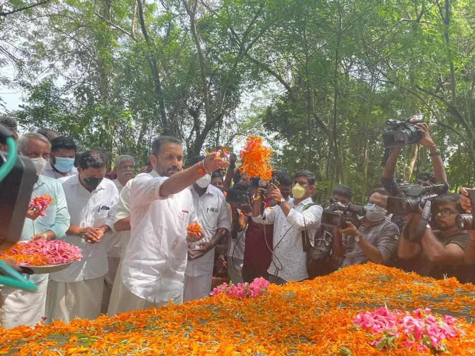 എ.ഐ.സി.സി പ്രസിഡന്റായിരുന്ന ശങ്കരൻ നായരുടെ സ്മൃതി മണ്ഡപത്തിൽ ബി.ജെ.പി പുഷ്പാർച്ചന എ.ഐ.സി.സി പ്രസിഡന്റായിരുന്ന ശങ്കരൻ നായരുടെ സ്മൃതി മണ്ഡപത്തിൽ ബി.ജെ.പി പുഷ്പാർച്ചന