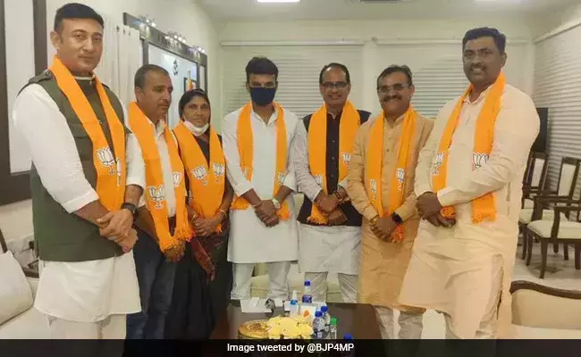 മധ്യപ്രദേശിലും കൂടുമാറ്റം, കോണ്ഗ്രസ് മുന് എംഎല്എ ബിജെപിയില് ചേര്ന്നു മധ്യപ്രദേശിലും കൂടുമാറ്റം, കോണ്ഗ്രസ് മുന് എംഎല്എ ബിജെപിയില് ചേര്ന്നു