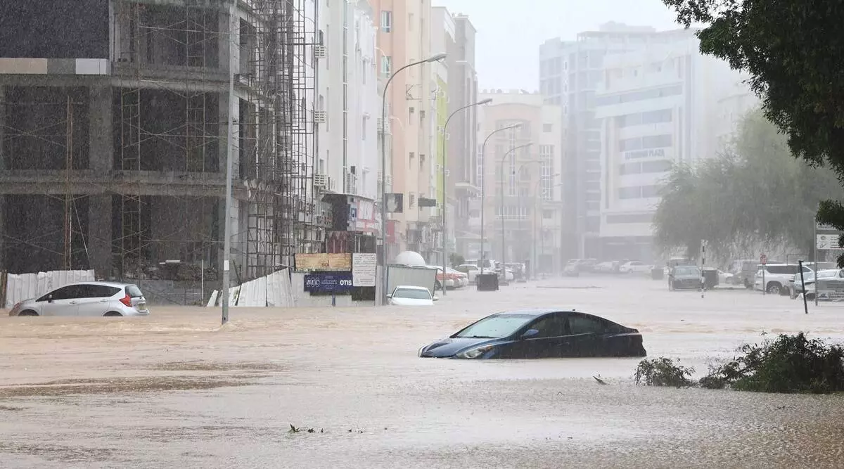 ഒമാനിൽ ചുഴലിക്കാറ്റിൽ മലയിടിഞ്ഞു വീണ് രണ്ട് മരണം ഒമാനിൽ ചുഴലിക്കാറ്റിൽ മലയിടിഞ്ഞു വീണ് രണ്ട് മരണം