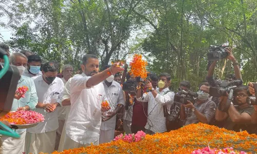 എ.ഐ.സി.സി പ്രസിഡന്റായിരുന്ന ശങ്കരൻ നായരുടെ സ്മൃതി മണ്ഡപത്തിൽ ബി.ജെ.പി പുഷ്പാർച്ചന എ.ഐ.സി.സി പ്രസിഡന്റായിരുന്ന ശങ്കരൻ നായരുടെ സ്മൃതി മണ്ഡപത്തിൽ ബി.ജെ.പി പുഷ്പാർച്ചന
