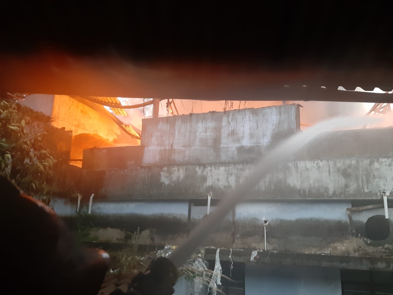 കാലടിയിൽ കിടക്കക്കമ്പനിയിൽ വൻ തീപിടിത്തം