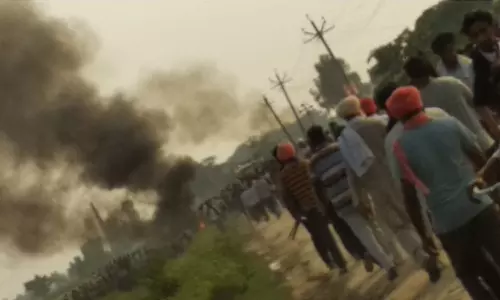 മന്ത്രിമാരുടെ വാഹനം സമരക്കാര്ക്കിടയിലേക്ക് ഇടിച്ചുകയറ്റിയെന്ന് കര്ഷകര്; യു.പിയില് നിന്ന് വരുന്നത് ദാരുണ ദൃശ്യങ്ങള് മന്ത്രിമാരുടെ വാഹനം സമരക്കാര്ക്കിടയിലേക്ക് ഇടിച്ചുകയറ്റിയെന്ന് കര്ഷകര്; യു.പിയില് നിന്ന് വരുന്നത് ദാരുണ ദൃശ്യങ്ങള്